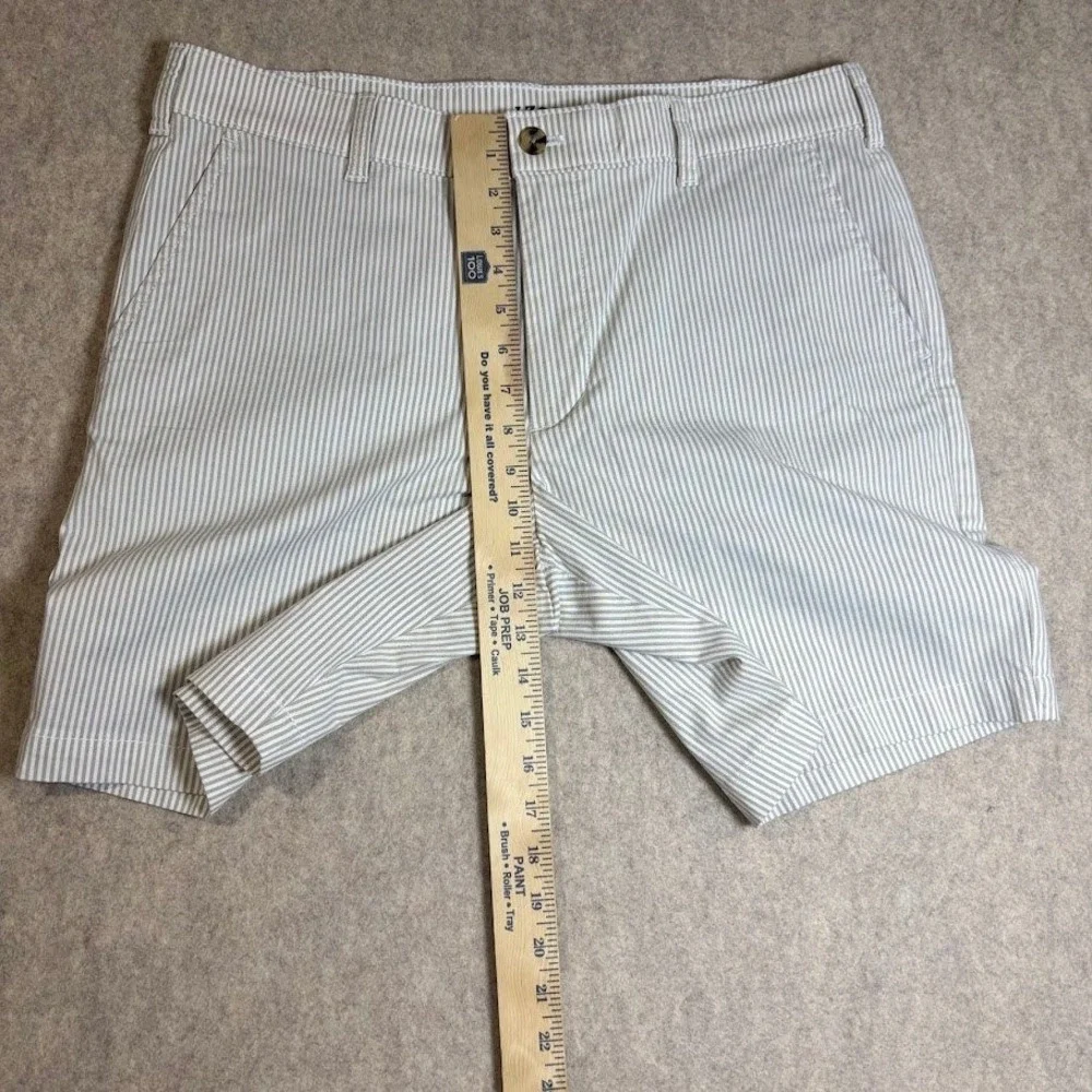 IZOD Shorts Mns 34 Grey Cotton Seersucker Stripe Stretch Flat Front Coastal Prep